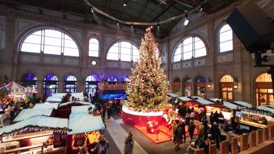 チューリヒ中央駅のクリスマスマーケットは屋内なので雨でも安心