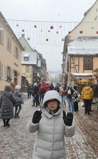 トラピックス　スイス・アルザス地方8つのクリスマスマーケット巡り（7）小雪舞うワイン街道の町リグヴィルでアルザスワインを箱買いする。