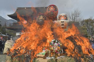 能登地震や紛争被害者の鎮魂を祈る“お焚き上げ”