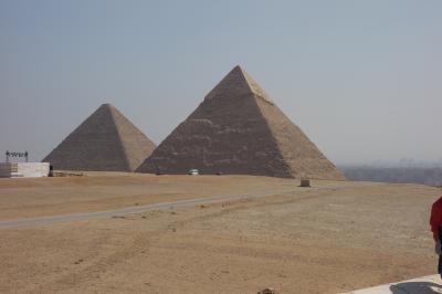 展望台から三大ピラミッドを眺め、カフラー王ピラミッドの中へ