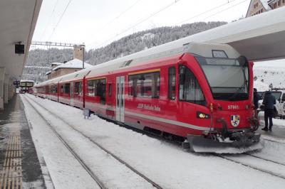雪原に真っ赤な車体が映えるレーティッシュ鉄道からの車窓と寝台列車の旅