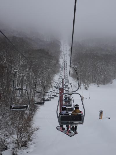 2023年最後の旅行は斑尾です。そして今シーズンの初スキー！②大雪の中のゲレンデですが、パウダースノー！　ふっかふかのパフパフ～♪