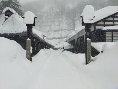 豪雪の鶴の湯温泉、狙い通りの雪見風呂三昧