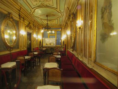 300年の伝統：世界最古のベネチアのカフェ「カフェ フローリアン」でこの店発祥の ”カフェラテ” を頂く 