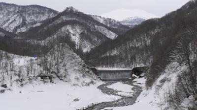 雪の月山のふもとへのドライブ