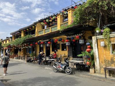 2024新春 ベトナム15：世界遺産ホイアン 黄色い建築群、居並ぶランタン、コム・ガー・ホイアン