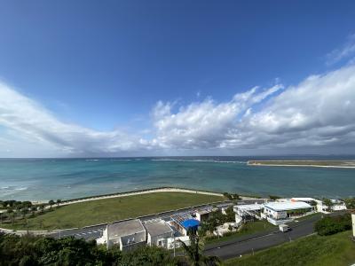 一時帰国は沖縄旅No.６　雨のアメリカンビレッジ　きじむなぁでタコライス　琉球温泉 瀬長島ホテル宿泊　中国東方航空で上海へ