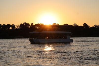 ジンバブエ　「行った所・見た所」　ザンベジ川サンセットクルーズとビックツリー見物