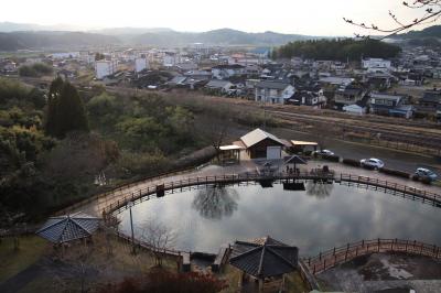 丸池公園で咲き始めの桜を観て湧水を飲み、食楽々で鳥刺し定食を食べて、ホテル京セラ本館に宿泊