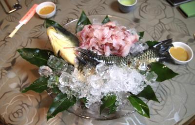 川魚料理一もりで鰻定食と鯉のあらいを食べてホテル京セラに戻って縄文博物館見学