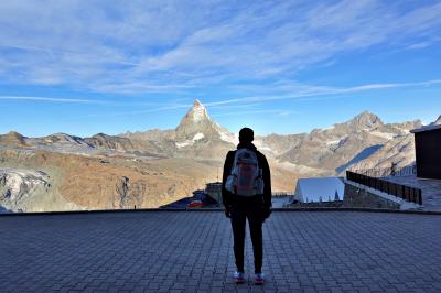天空の『3100 クルムホテル ゴルナーグラート』は登山電車の終電が下りてしまうと、宿泊者だけの特別な夜が幕を開けます。