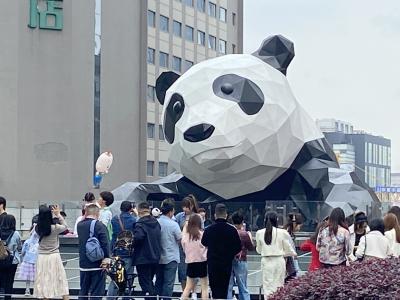清明節休暇はパンダの街成都へNo.４　IFSビルと巨大パンダ　春熙路さんぽ　ランチは徐妹串串香