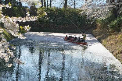弘前城の花筏を追いかけて