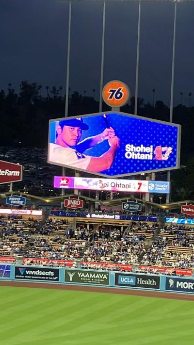 ロサンゼルスにドジャーススタジアムの大谷翔平をオースチンに皆既日食を見に行きました。