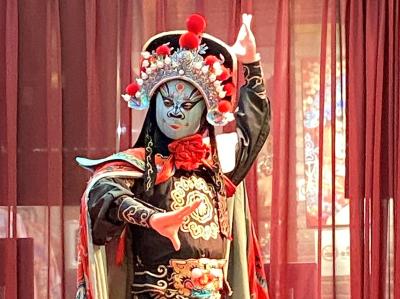 清明節休暇はパンダの街成都へNo.５　賑やかな寛窄巷子さんぽ　お茶を飲みながら変面ショーを楽しもう