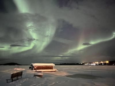 オーロラを求めて　冬のフィンランド５　ガラス張りキャビンからオーロラを眺める
