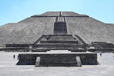 メキシコ(皆既日食)８日間（６）テオティワカン遺跡 月のピラミッド、太陽のピラミッド