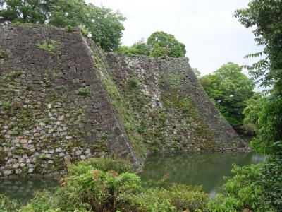 伊賀上野城の高石垣を見る。すごい高さ。眼がくらむ。すばらしい。
