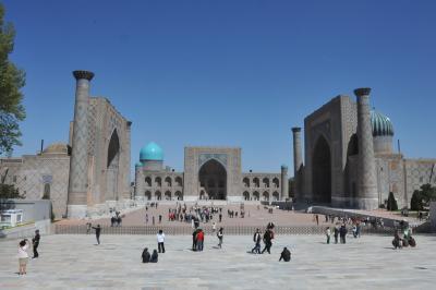 青いタイルが青空に映えて美しいウズベキスタン（その３：シャフリサブス～サマルカンド）