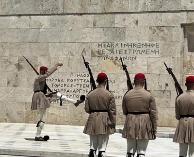 ⑳マダムの美しき紺碧のエーゲ海ギリシア９日間　８日目の３　衛兵交代式・買い物