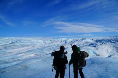 これが地球の極地 巨大なグリーンランド氷床で探検家になる (Ice cap explorer in Greenland)