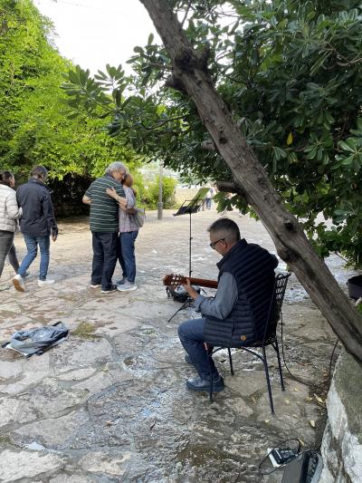 モンテネグロの黒い山、地べたをジッと見て歩く