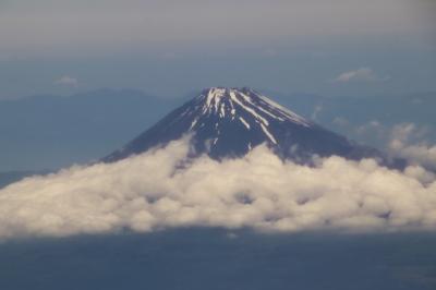 人生4度目の青森訪問は岡山空港から羽田空港経由で青森空港へ、機上から富士山を観ました。