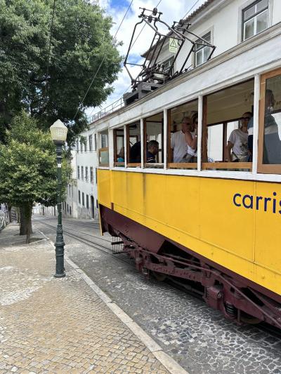 可愛く坂あり谷ありケーブルカー有の街リスボン