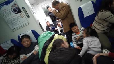 超満員列車で22時間！　中国の帰省ラッシュ　臨時列車無座の旅
