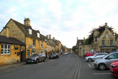 中世の面影そのままにコッツウォルズ地方チッピング・カムデンに佇む蜂蜜色の宿屋「 Noel Arms Hotel 」に２連泊する