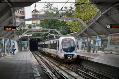 スペイン(ちょっとだけ)鉄道の旅 コロナ明け前 2022年秋のバスク地方(その7 サン・セバスティアンの電車に乗りに行った後は夜のバル巡り)