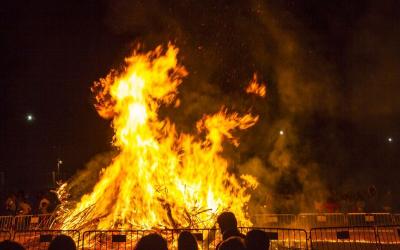 サン・ジョアン祭りは焚き火の楽しい夏祭り！