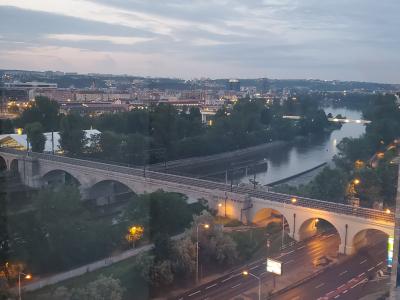 歩くプラハ4 送迎車の中で泣かされ、成田で検疫犬になつかれる