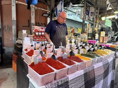 テルアビブのカーメルマーケットとローカルストリートフード。