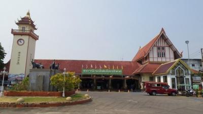 チェンマイ駅で、まったり鉄分補給