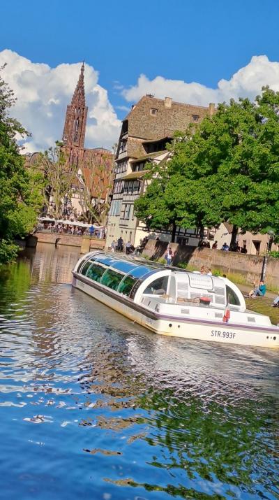 ゆったり一泊でストラスブール散策。今歩いていた橋が旋回して船が河を通る。観光船にも初めて乗りました。