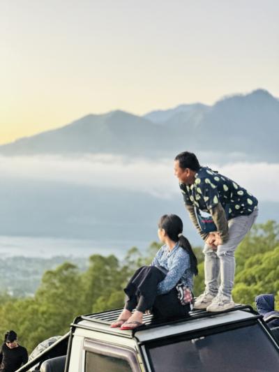 バトゥール山　サンライズ　ジープツアー