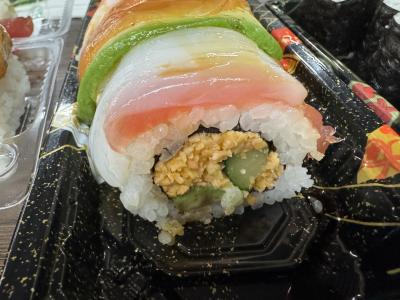 【ハワイ】節約するつもりはなかったけれどレインボーカラーの寿司を買ったら大爆笑のメッセージが来た!
