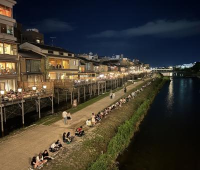 奥方のお供で夏の京都へ(9) 夜の街歩き④ "四条大橋" から "祇園" へ。夏限定のこの風景、Priceless かも！