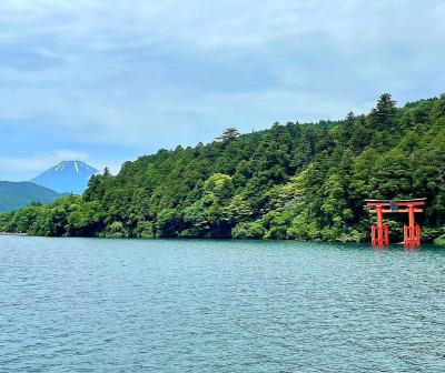 箱根離宮に泊まる休日　芦ノ湖遊覧船から眺める富士山と鳥居