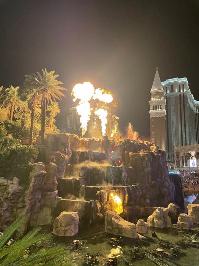 ラスベガスを歩く-2：ビートルズラブなど各種ショーを見て歩く