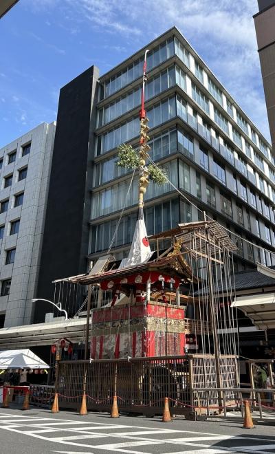 奥方のお供で夏の京都へ(13) "四条通り" に出るとあちこちに "山鉾" が林立！レンタカー貸出手続き開始まで、暫しの "祇園祭" 見物