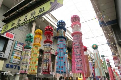 華やかな七夕飾りに魅了され