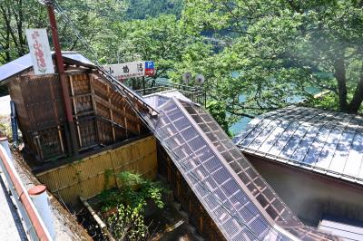 湖の崖にへばりつくように建つ奈良の秘湯☆源泉かけ流しの『入之波温泉』