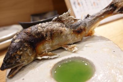 20240827 北千住 明日は休みにしたし、今夜は魚宵でゆっくり魚と酒がえぇかな？お、鮎が居ますね。