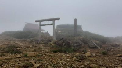 霧の中、蔵王山を登る