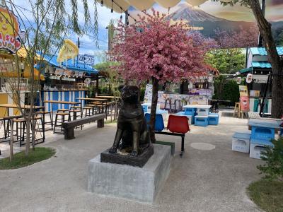 バンセーン魚市場で　ハチに会う。