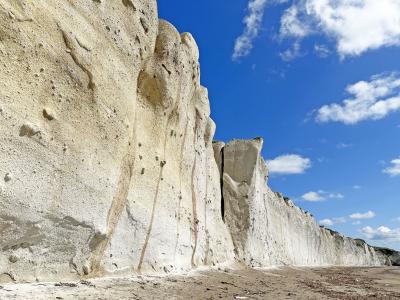 北海道乙部町海岸　白亜の絶壁シラフラ　館の岬　くぐり岩