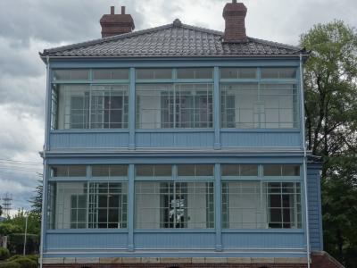 旧司祭館は北側が全面ガラス張り。めずらしい建物です。