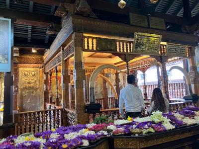 スリランカ　仏教の聖地　世界遺産　キャンディ　仏歯寺へ